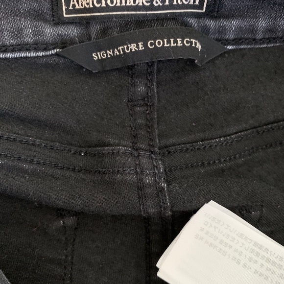 Abercrombie Signature Collection Ripped Knee Skinny Jeans (Short) - Picture 5 of 6